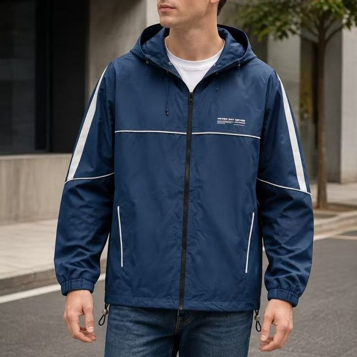 Chaqueta cortavientos azul marino con capucha ajustable y detalles blancos